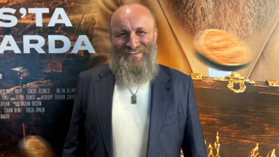 - Oyuncu Çetin Altay:
- "Altta çok daha komplike, dört koldan