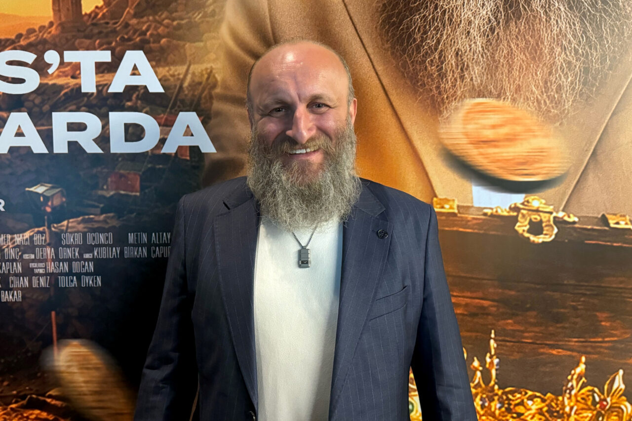 - Oyuncu Çetin Altay:
- "Altta çok daha komplike, dört koldan