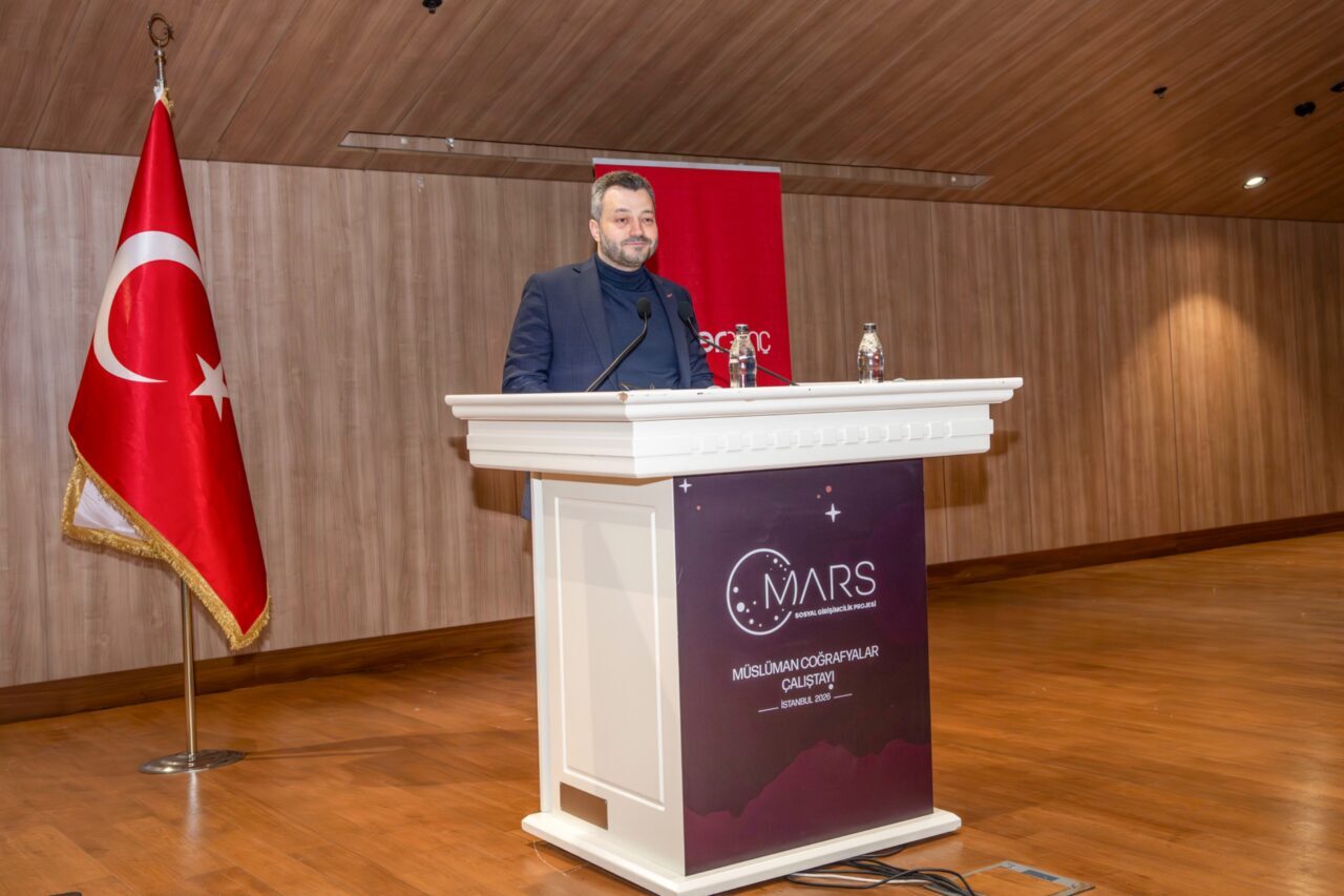 - Çeşitli illerden gelen öğrenciler, Haliç Üniversitesi'nde düzenlenen İstanbul Müslüman