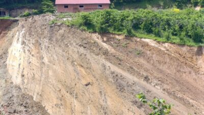 - Heyelan sonrası tedbir amaçlı 3 ev ve 1 ahır