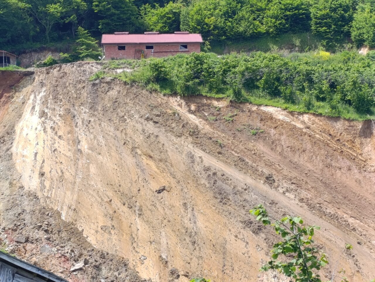 - Heyelan sonrası tedbir amaçlı 3 ev ve 1 ahır
