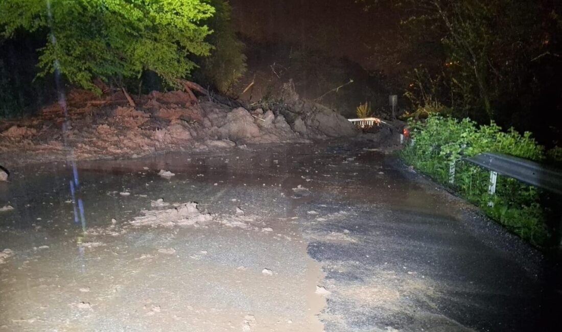 ORDU (AA) – Ordu'da heyelan nedeniyle Fatsa-Kumru kara yolu ulaşıma