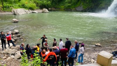 ORDU (AA) – Ordu'nun Çaybaşı ilçesinde şelalenin göletine giren kişi