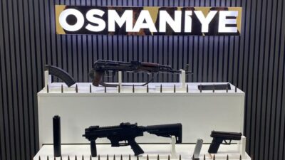 OSMANİYE (AA) – Osmaniye'de 4 ruhsatsız silah ele geçirilen otomobildeki