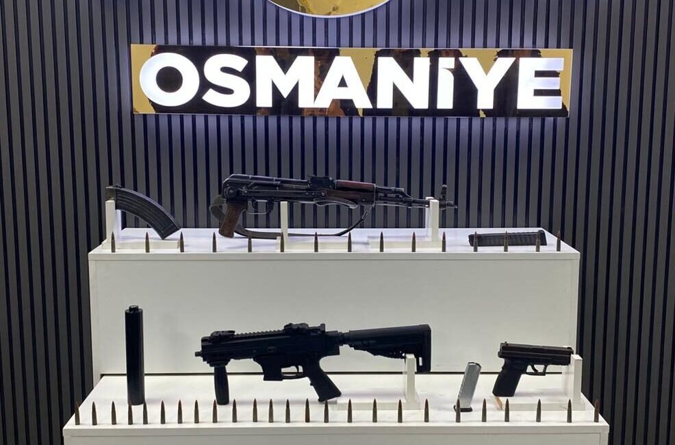OSMANİYE (AA) – Osmaniye'de 4 ruhsatsız silah ele geçirilen otomobildeki