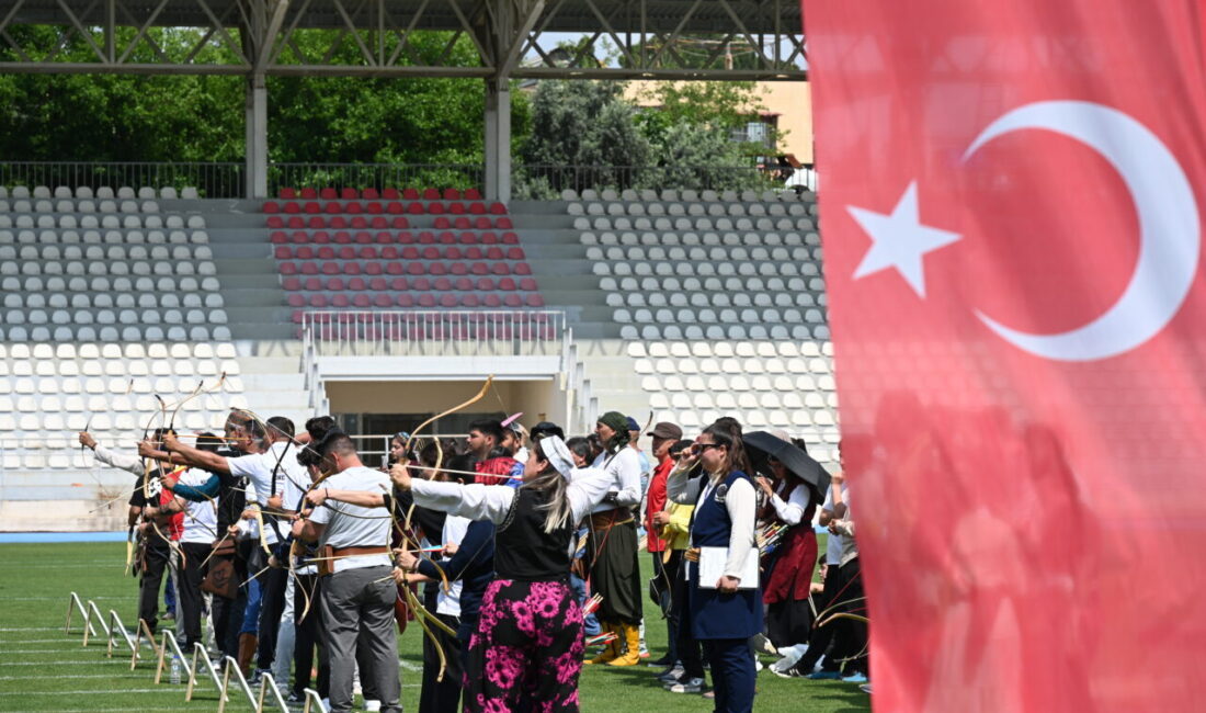 OSMANİYE (AA) – Osmaniye'nin Kadirli ilçesinde düzenlenen "Geleneksel Türk Okçuluğu