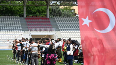 OSMANİYE (AA) – Osmaniye'nin Kadirli ilçesinde düzenlenen "Geleneksel Türk Okçuluğu