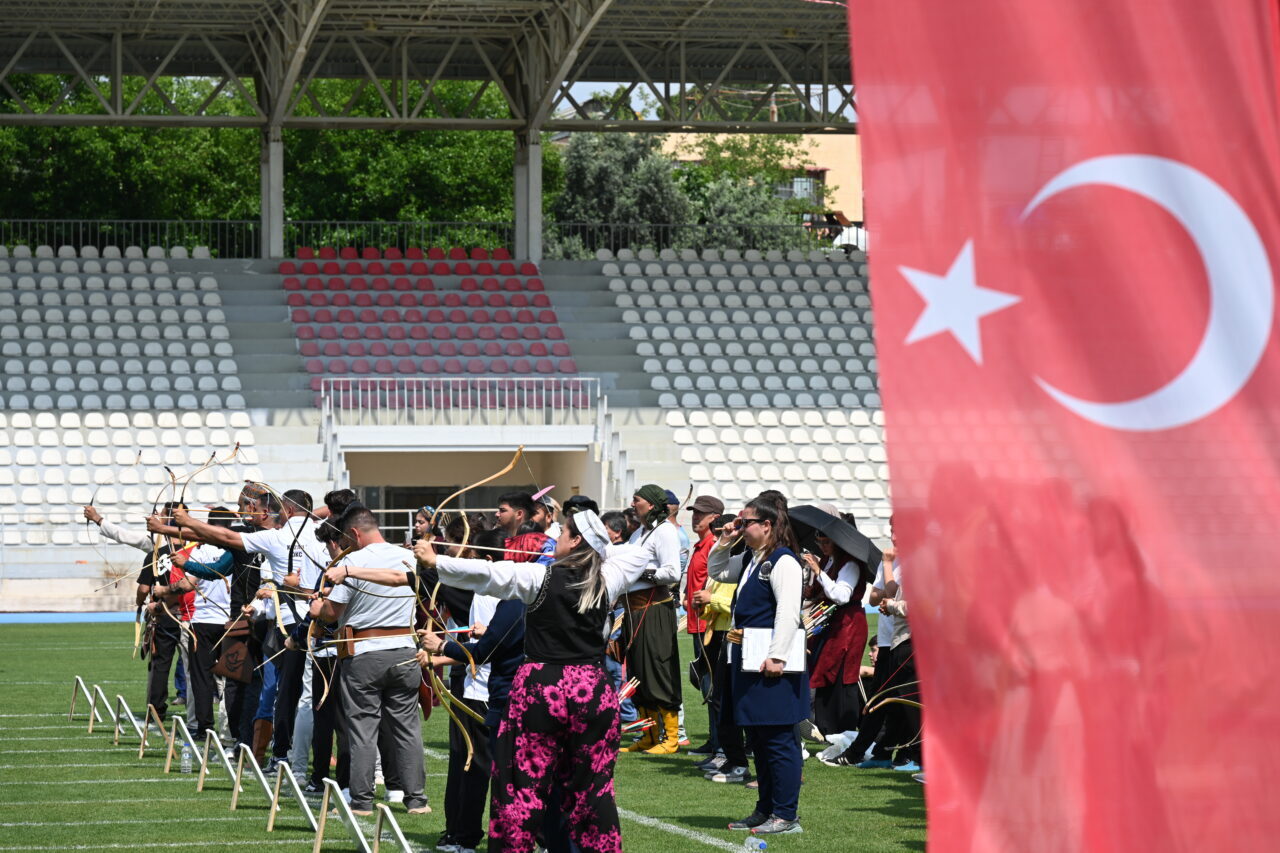 OSMANİYE (AA) – Osmaniye'nin Kadirli ilçesinde düzenlenen "Geleneksel Türk Okçuluğu