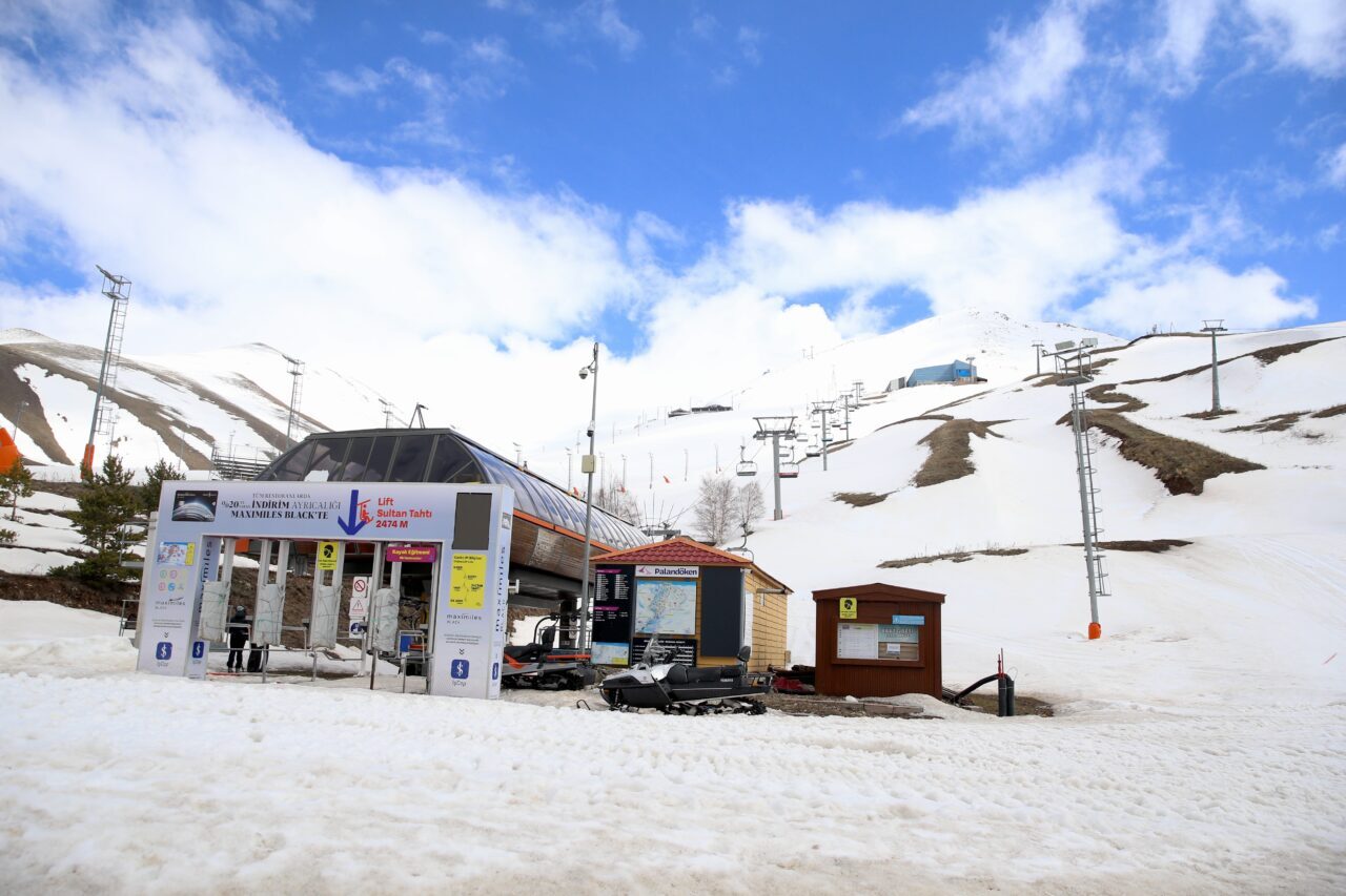 ERZURUM (AA) – Türkiye'nin önemli kış turizm merkezlerinden Erzurum'daki Palandöken'de,