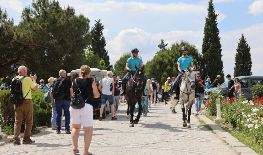 DENİZLİ (AA) – Türkiye’nin önemli turizm merkezlerinden Pamukkale’de atlı jandarma