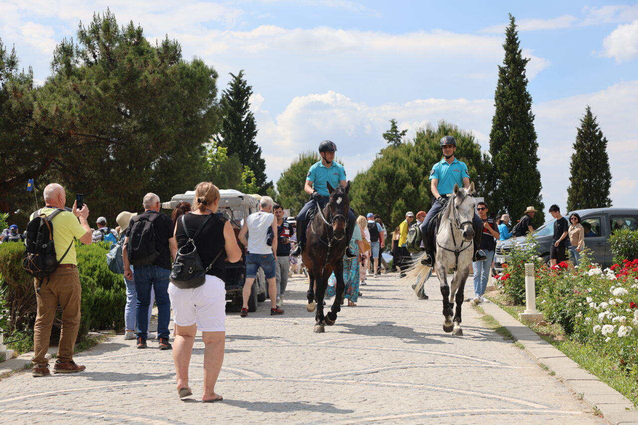 DENİZLİ (AA) – Türkiye’nin önemli turizm merkezlerinden Pamukkale’de atlı jandarma