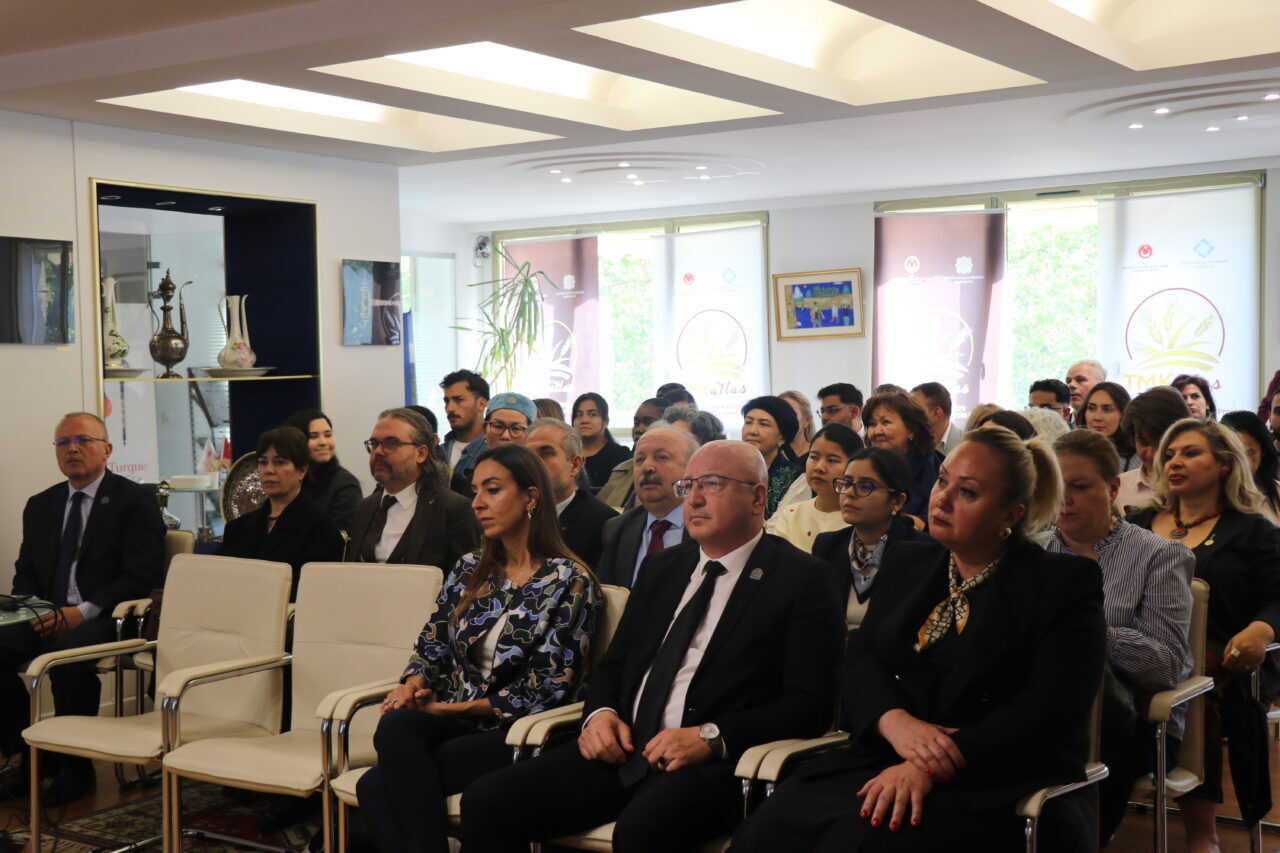 - Atatürk Kültür Merkezi Başkanı Doç. Dr. Zeki Eraslan:
- "Bu