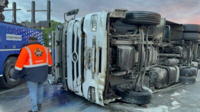İSTANBUL (AA) – Pendik'te tırın devrilmesi sonucu trafik yoğunluğu oluştu.
