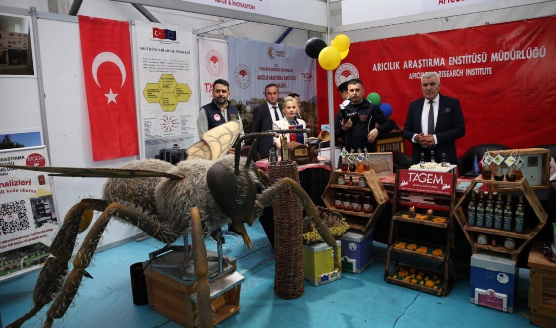 - Türkiye Arı Yetiştiricileri Merkez Birliği Başkanı Ali Demir:
- "Arı