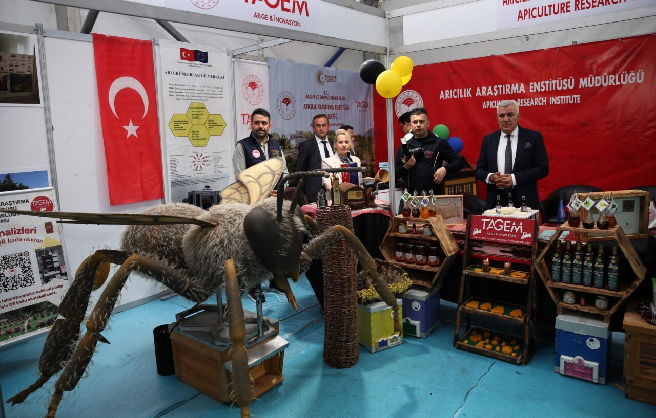 - Türkiye Arı Yetiştiricileri Merkez Birliği Başkanı Ali Demir:
- "Arı
