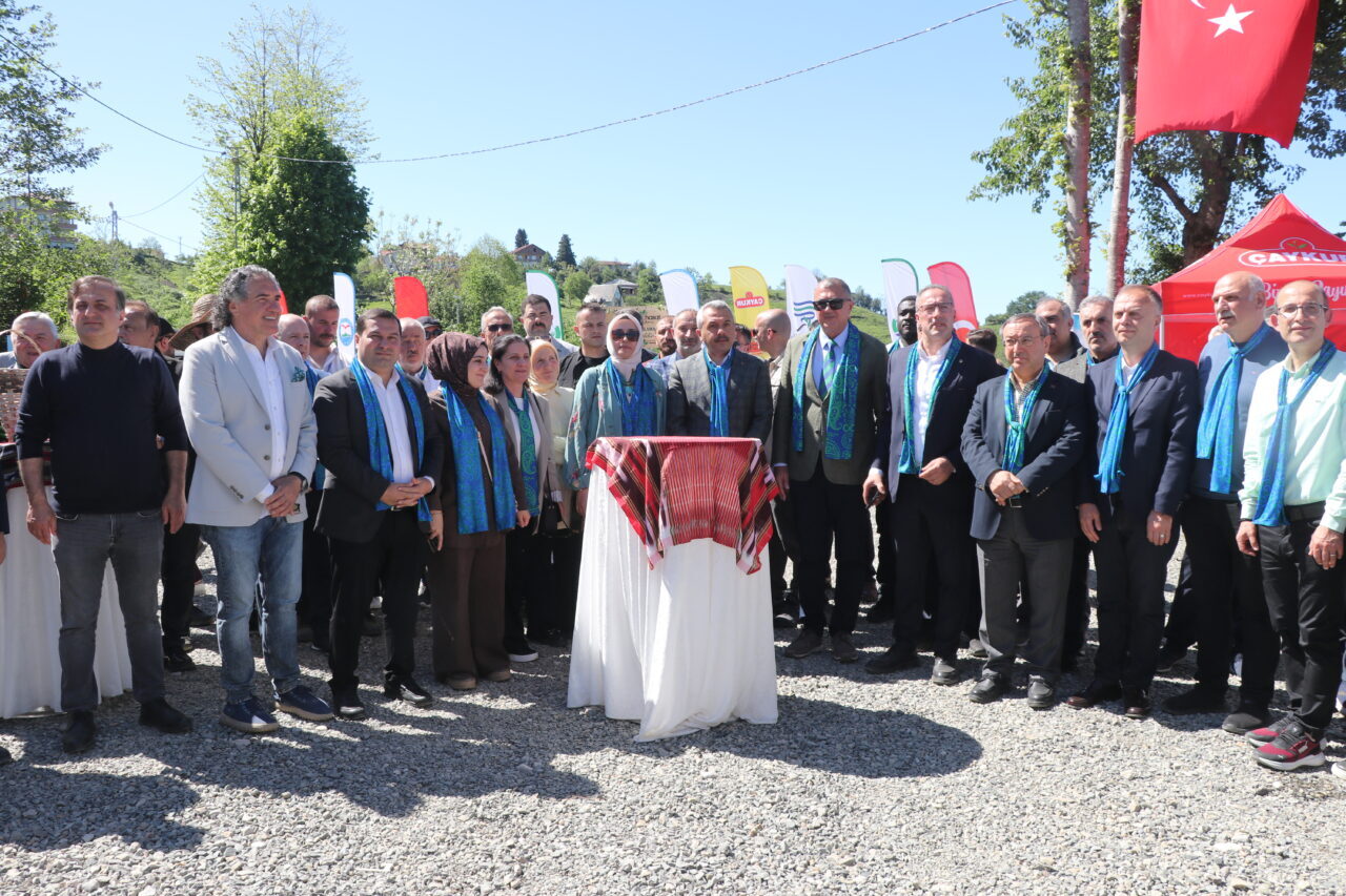 RİZE (AA) – Rize'nin Ardeşen ilçesinde, "Bir Yaprakla Başlar" sloganıyla