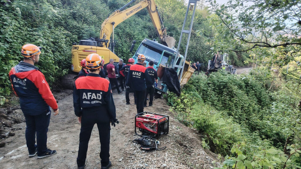 RİZE (AA) – Rize'de geriye kayan kamyondan atlayan sürücü, kamyon