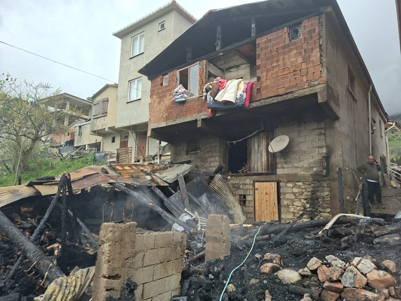 RİZE (AA) – Rize'nin İkizdere ilçesinde çıkan yangın iki evde