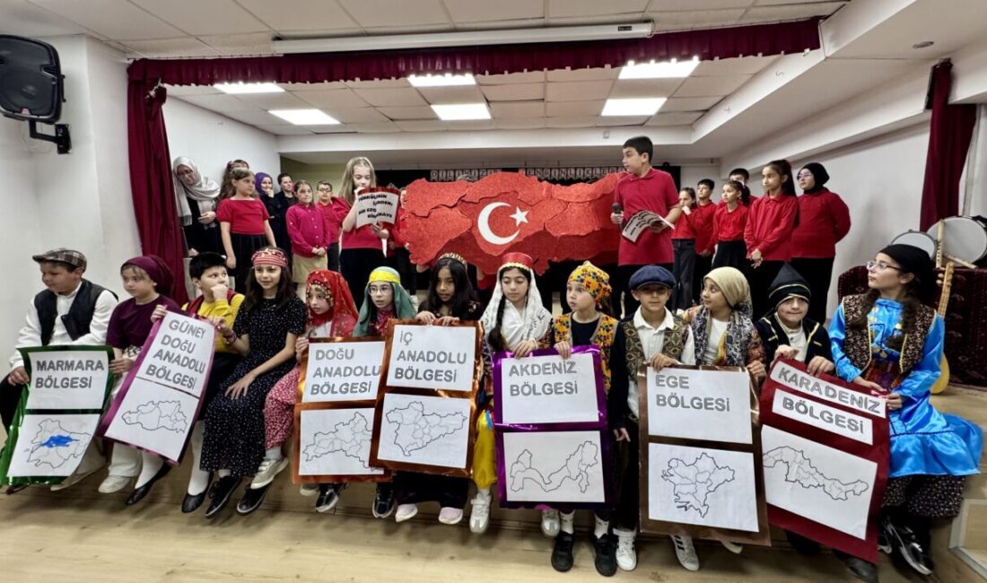 - Türkiye'nin 7 bölgesine ait türküleri yörenin kıyafetlerini giyerek seslendiren
