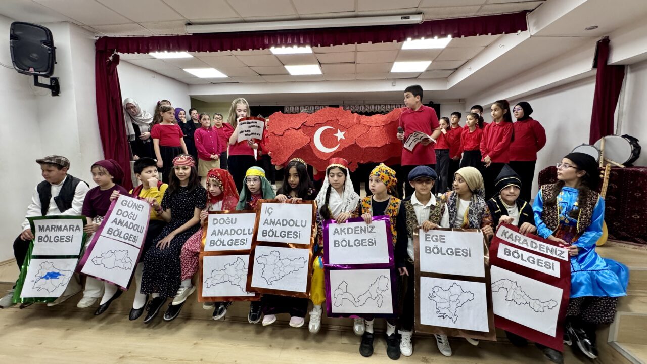 - Türkiye'nin 7 bölgesine ait türküleri yörenin kıyafetlerini giyerek seslendiren