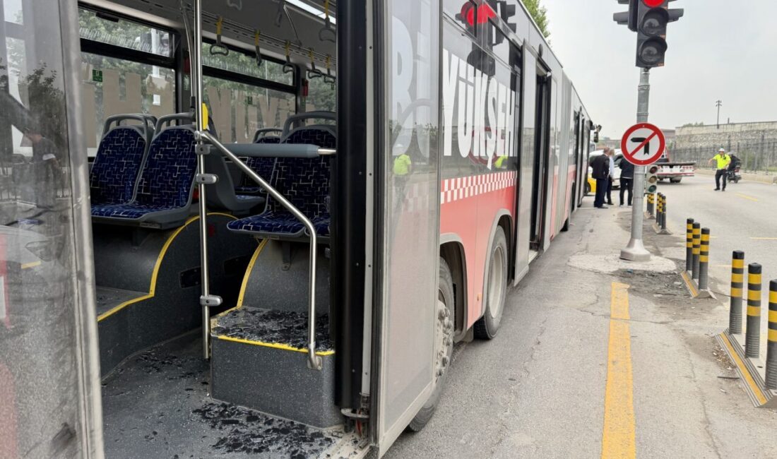 SAKARYA (AA) – Sakarya'nın Adapazarı ilçesinde metrobüs ile hafif ticari