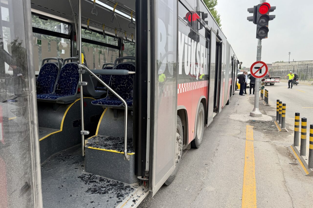 SAKARYA (AA) – Sakarya'nın Adapazarı ilçesinde metrobüs ile hafif ticari