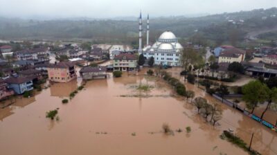 - Su baskını yaşanan alanlarda ekiplerce çalışma yürütülüyor
