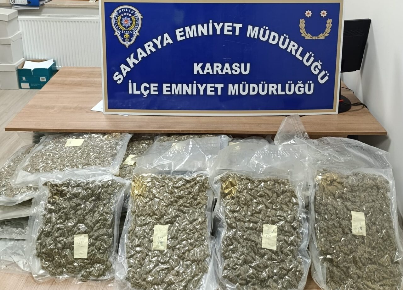 SAKARYA (AA) – Sakarya'nın Karasu ilçesinde sahile vuran çantada 21,5