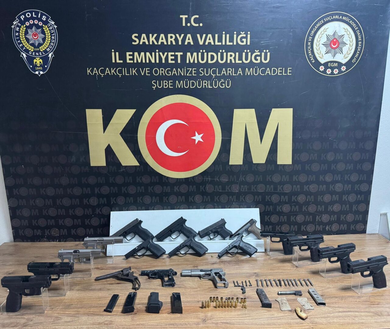 - Operasyonda 17 ruhsatsız tabanca ile çeşitli silah parçaları ele