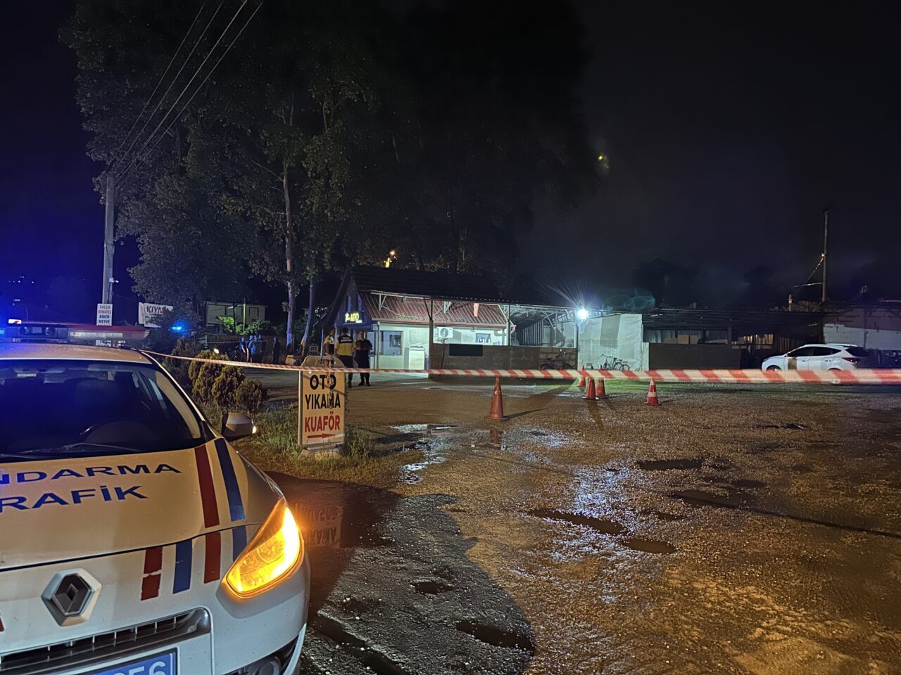 SAKARYA (AA) – Sakarya'nın Akyazı ilçesinde silahlı kavgada 2 kişi