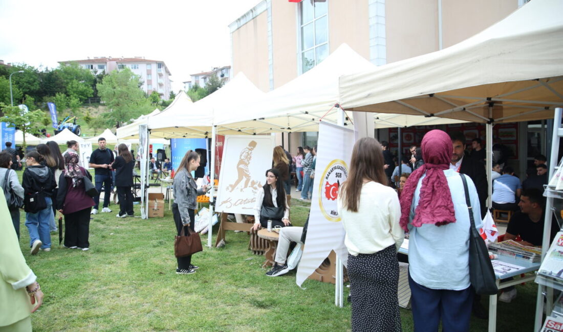 SAKARYA (AA) – Sakarya'da üniversite öğrencileri ile sektör temsilcilerini bir