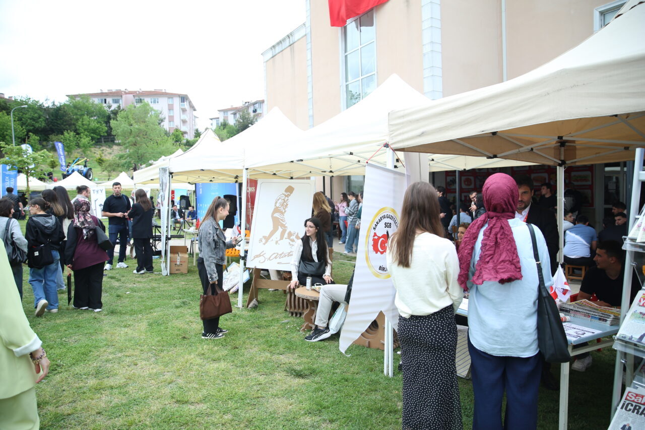 SAKARYA (AA) – Sakarya'da üniversite öğrencileri ile sektör temsilcilerini bir