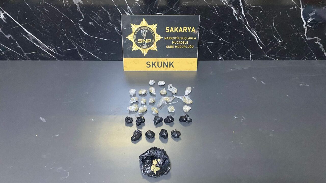 SAKARYA (AA) – Sakarya'nın Adapazarı ilçesinde düzenlenen uyuşturucu operasyonlarında 4