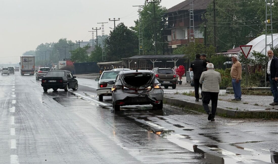 SAKARYA (AA) – Sakarya'nın Akyazı ilçesinde 6 aracın karıştığı trafik