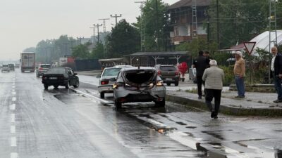 SAKARYA (AA) – Sakarya'nın Akyazı ilçesinde 6 aracın karıştığı trafik