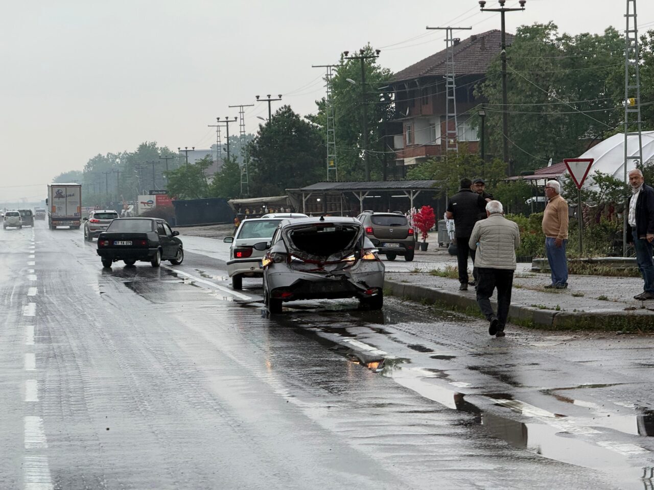 SAKARYA (AA) – Sakarya'nın Akyazı ilçesinde 6 aracın karıştığı trafik