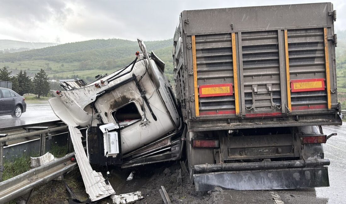 SAMSUN (AA) – Samsun’un Kavak ilçesinde iki tırın karıştığı kazada