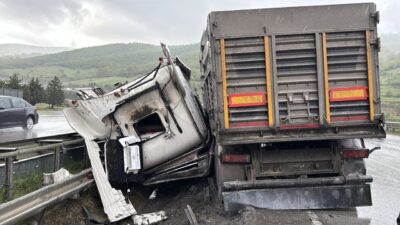 SAMSUN (AA) – Samsun’un Kavak ilçesinde iki tırın karıştığı kazada