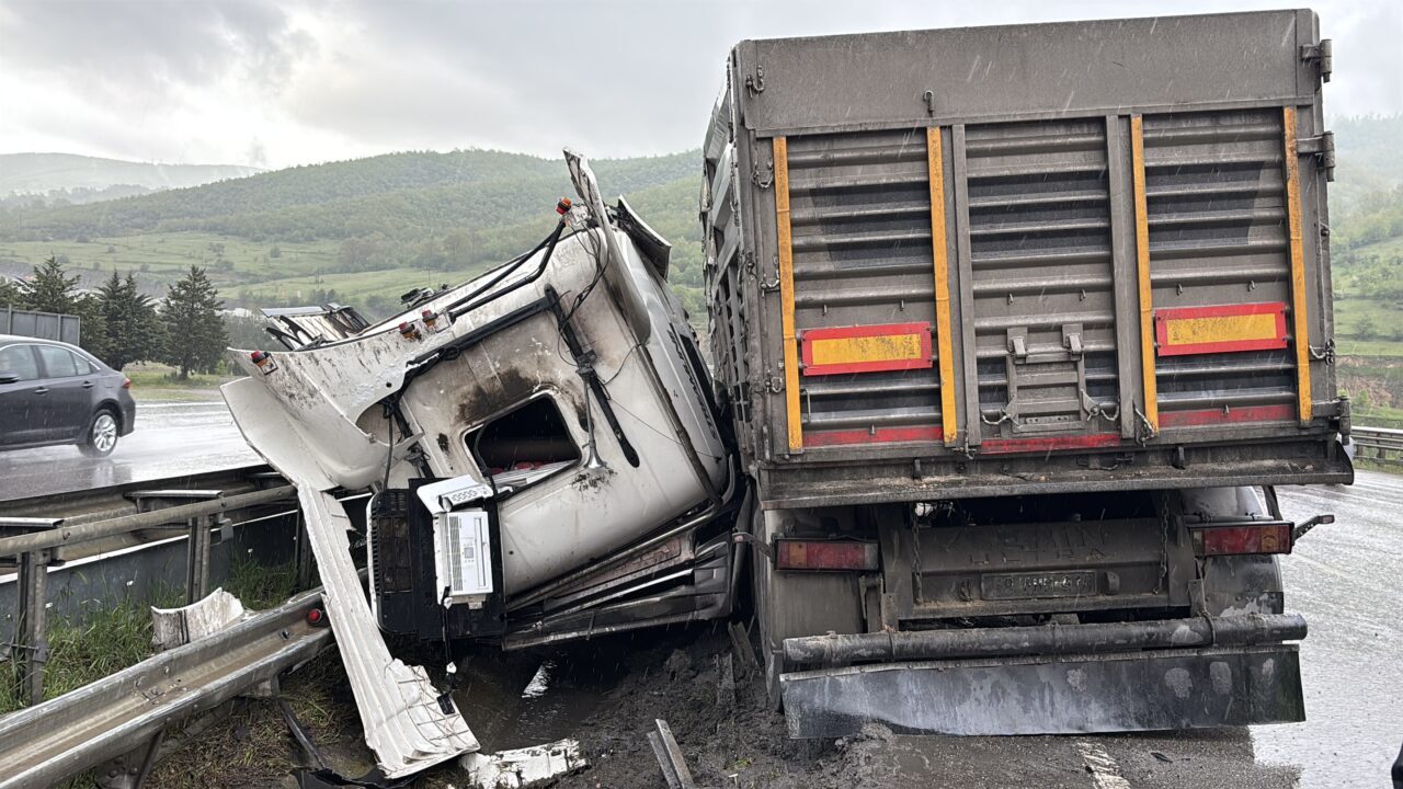 SAMSUN (AA) – Samsun’un Kavak ilçesinde iki tırın karıştığı kazada