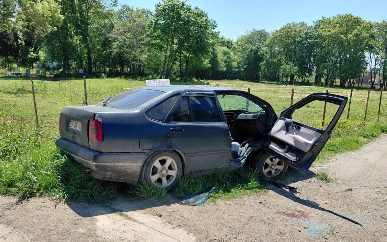 SAMSUN (AA) – Samsun'un Bafra ilçesinde, beton direğe çarpan otomobilin