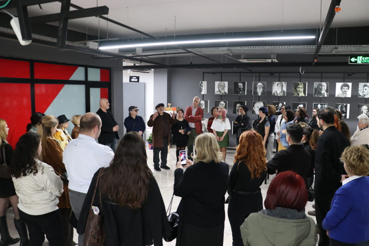 - Farklı illerden 29 ressamın "göç" konusunu işlediği eserleri, 10