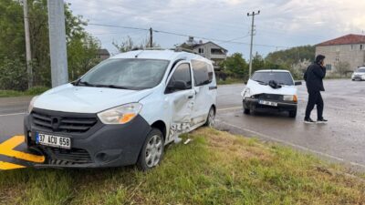 SAMSUN (AA) – Samsun'un Alaçam ilçesinde, iki otomobilin çarpıştığı kazada
