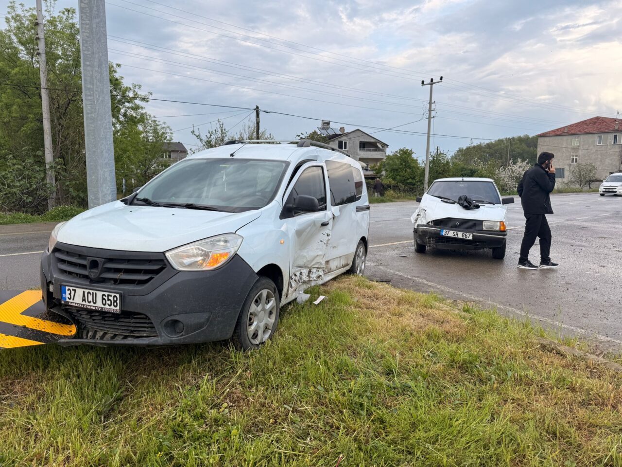 SAMSUN (AA) – Samsun'un Alaçam ilçesinde, iki otomobilin çarpıştığı kazada