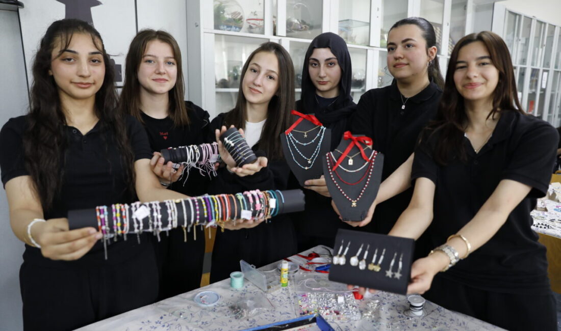 - İlkadım Anadolu Lisesi öğrencileri, tasarladıkları takı ve aksesuarları kermeste