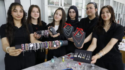 - İlkadım Anadolu Lisesi öğrencileri, tasarladıkları takı ve aksesuarları kermeste