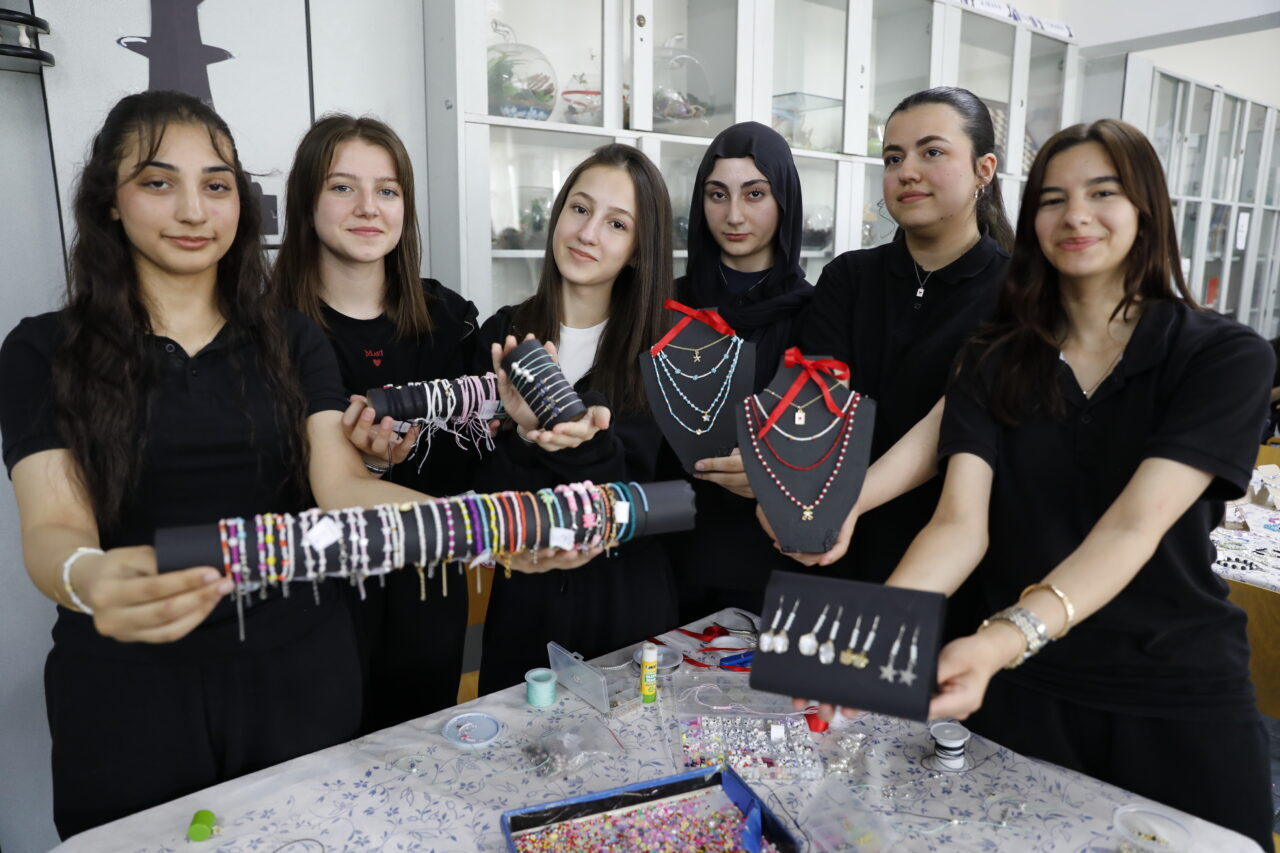 - İlkadım Anadolu Lisesi öğrencileri, tasarladıkları takı ve aksesuarları kermeste