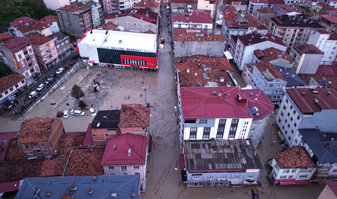 - Havza ilçesinde iki derenin taşması sonucu çok sayıda ev