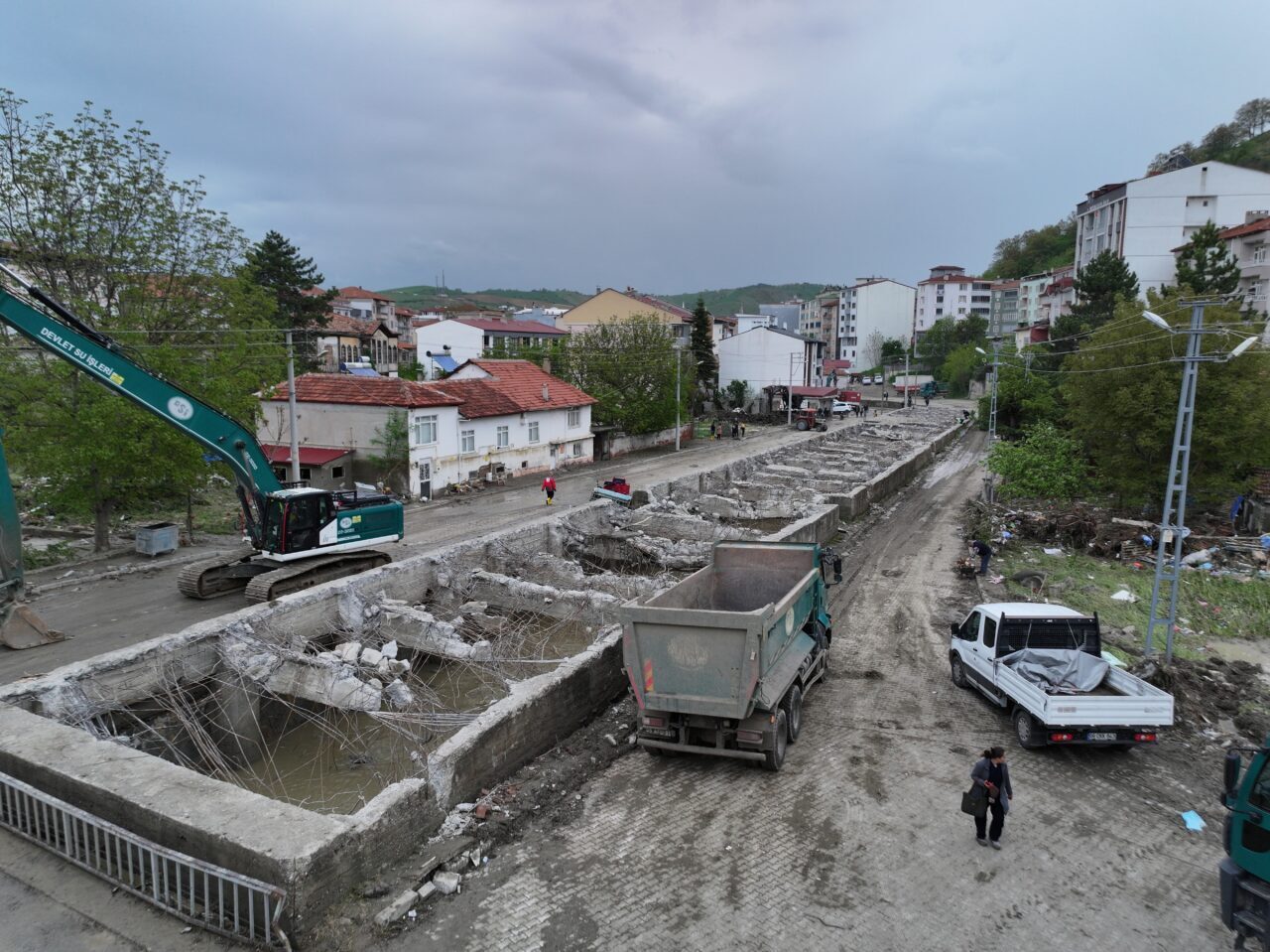 - Havza Belediye Başkanı Murat İkiz:
- "(Sel nedeniyle) 400-500 civarında