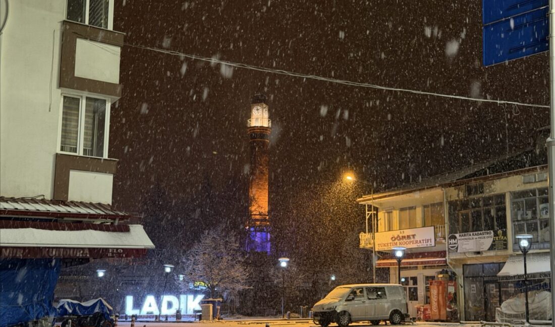 SAMSUN (AA) – Samsun'un Ladik ilçe merkezi, gece yoğun yağan