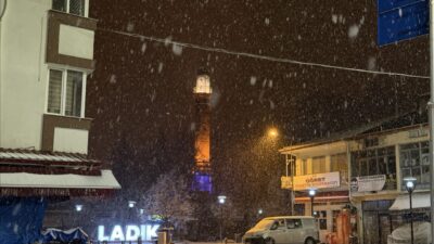 SAMSUN (AA) – Samsun'un Ladik ilçe merkezi, gece yoğun yağan